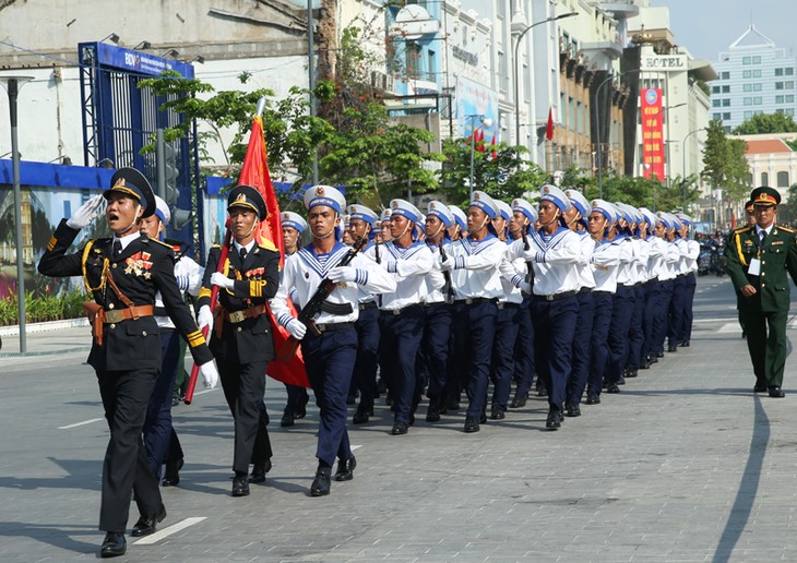 Rapat umum, parade militer dan pawai memperingati ulang tahun ke-40 pembebasan Vietnam Selatan dan penyatuan Tanah Air - ảnh 1